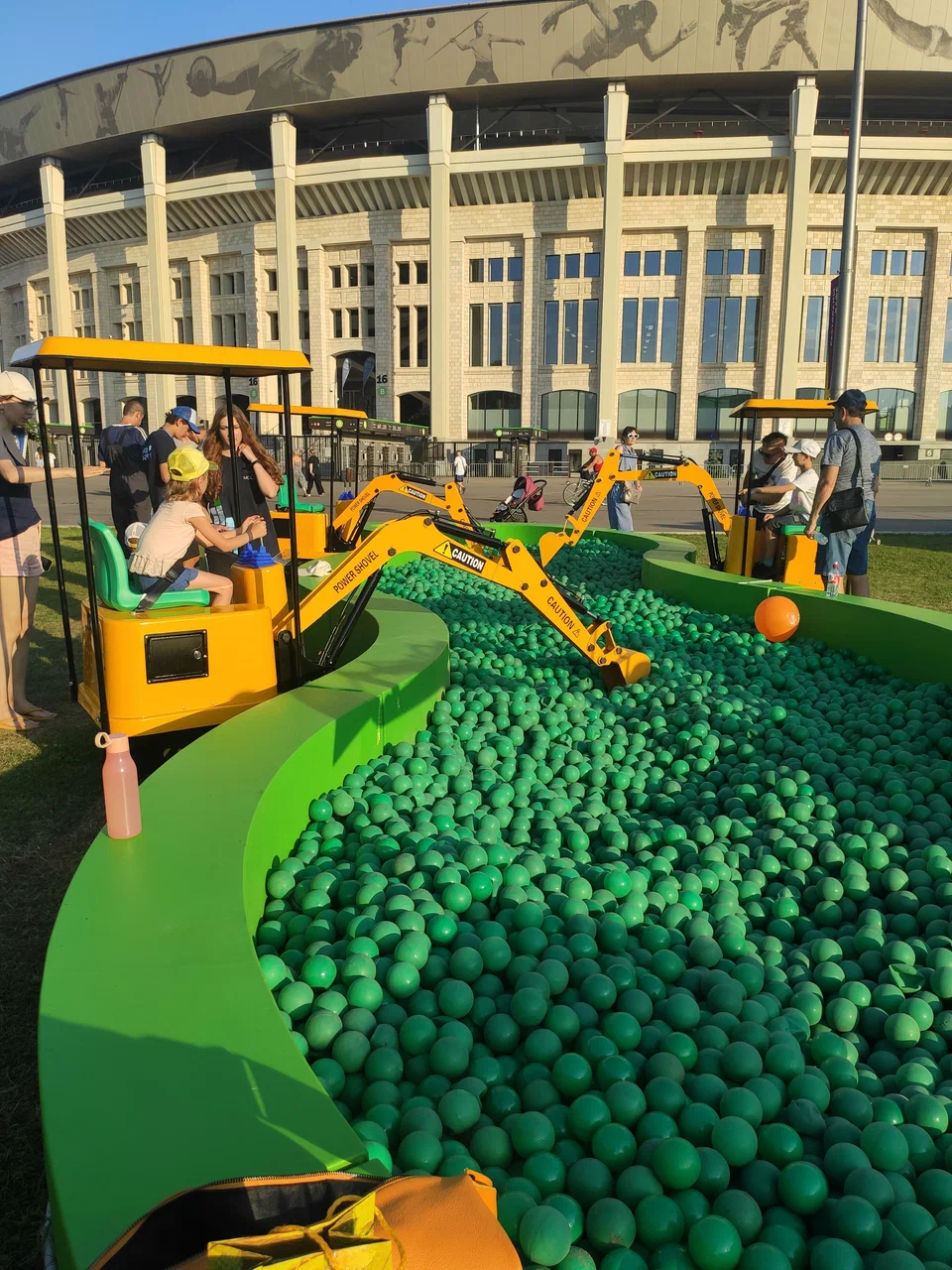 Площадка у стадиона Лужники