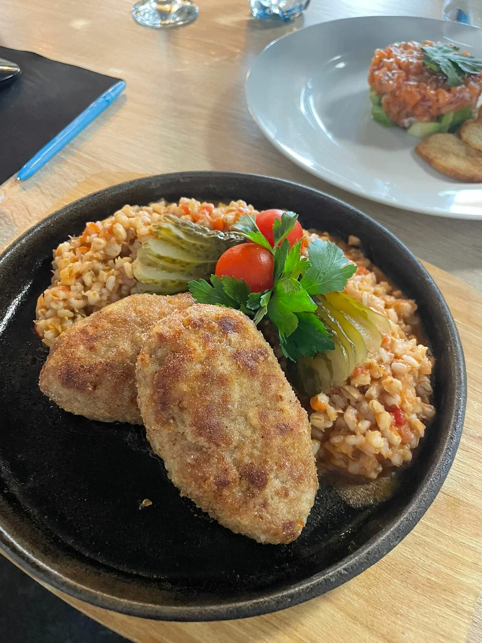 Обед — котлеты с гарниром