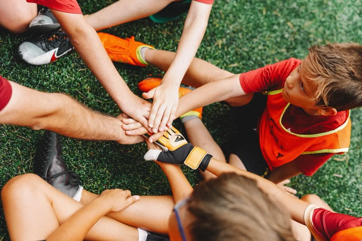 Командный дух – руки вместе