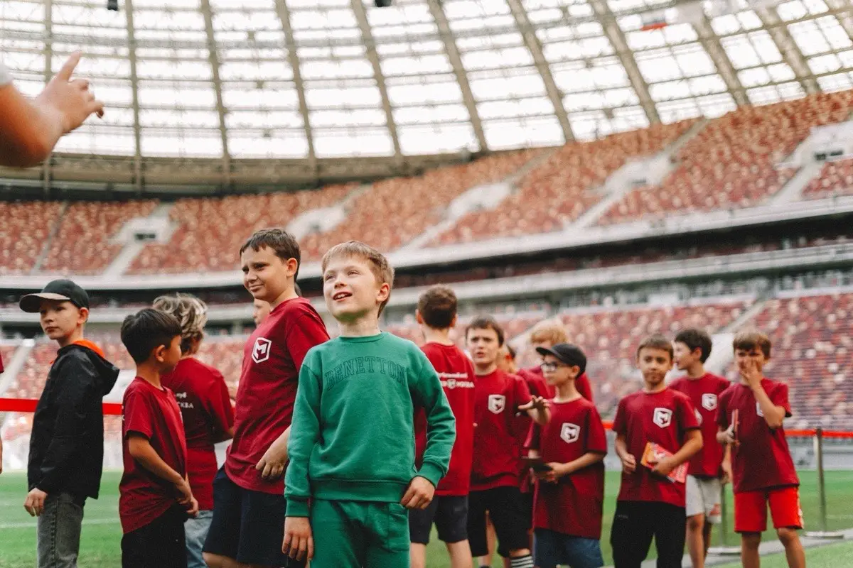 Дети внутри стадиона Лужники