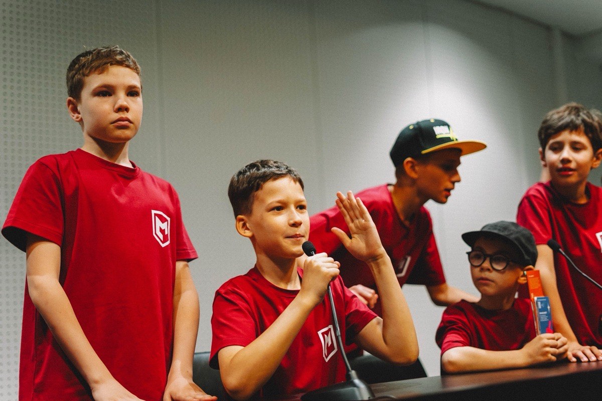 Пресс-конференция — дети с микрофоном