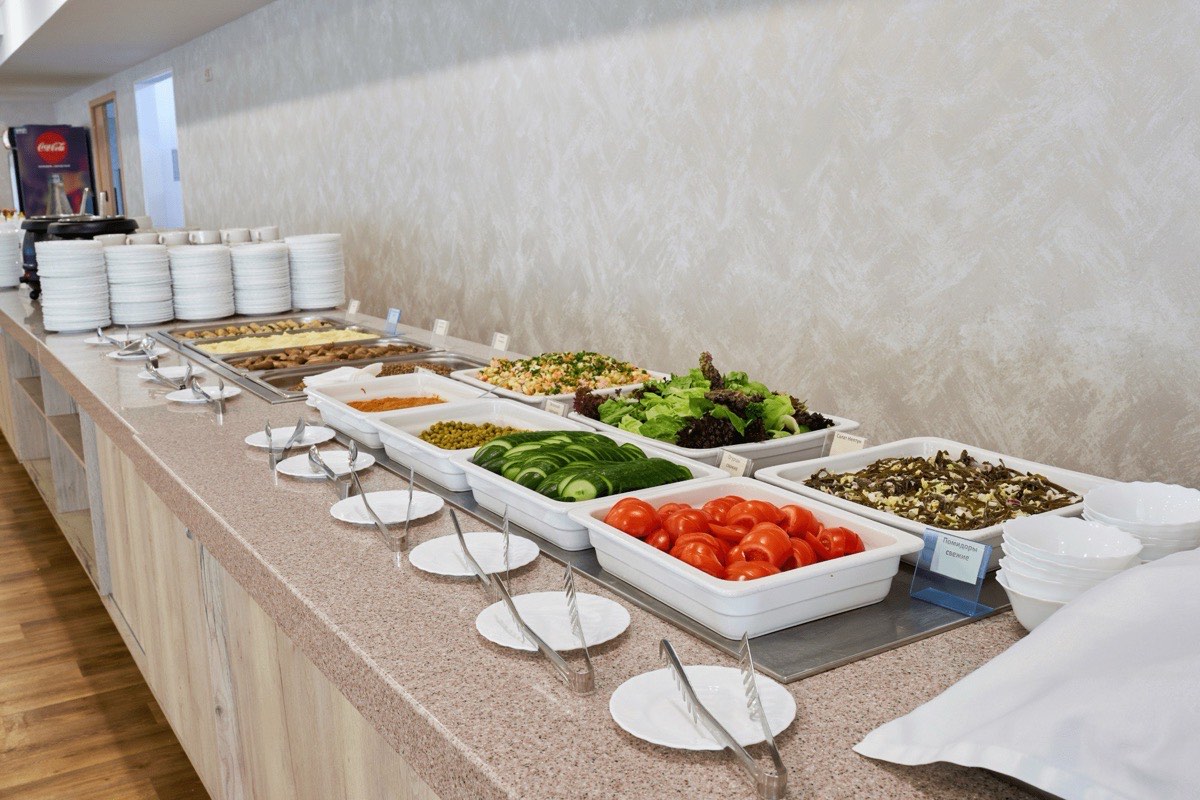 Шведский стол — свежие овощи и салаты