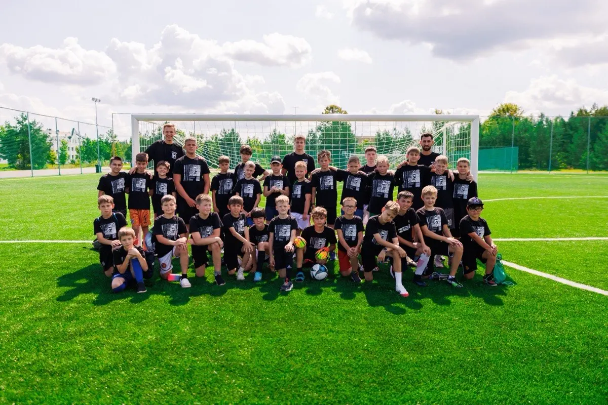 Групповое фото команды на футбольном поле