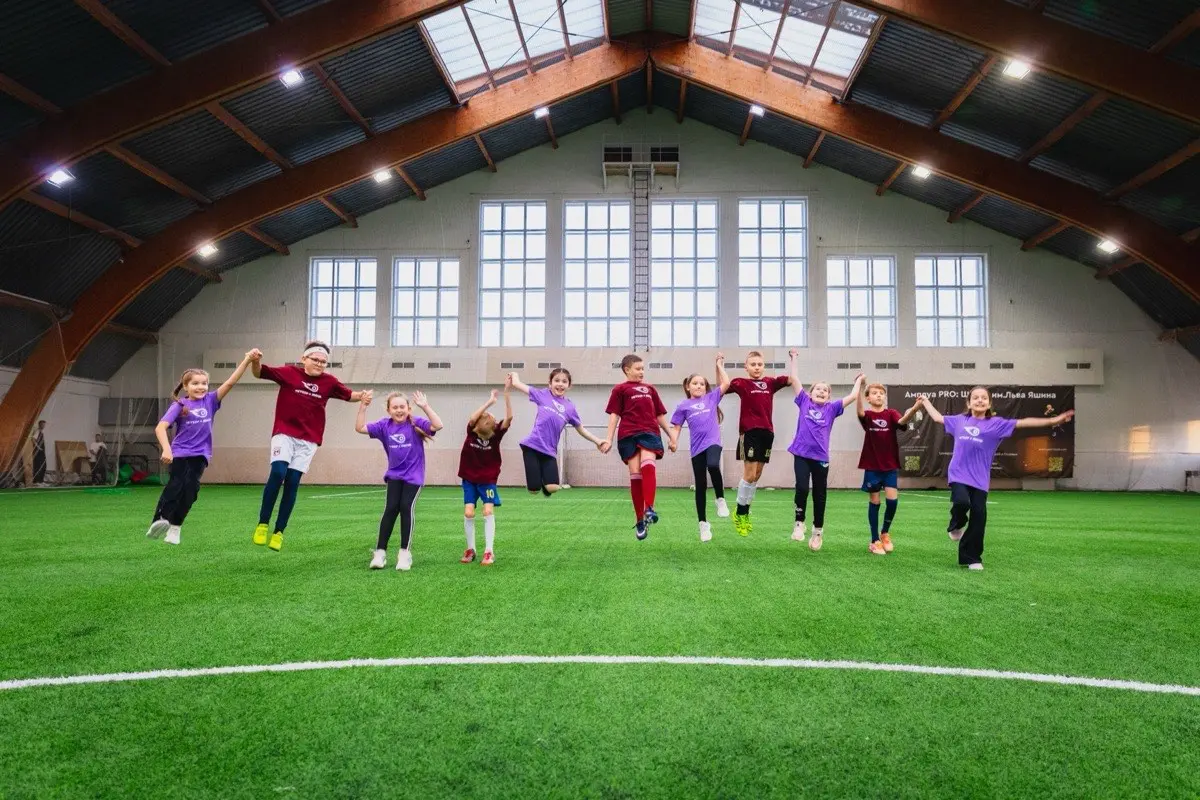 Дети в футбольном лагере Метеор и Звезда – летний сбор в Огниково