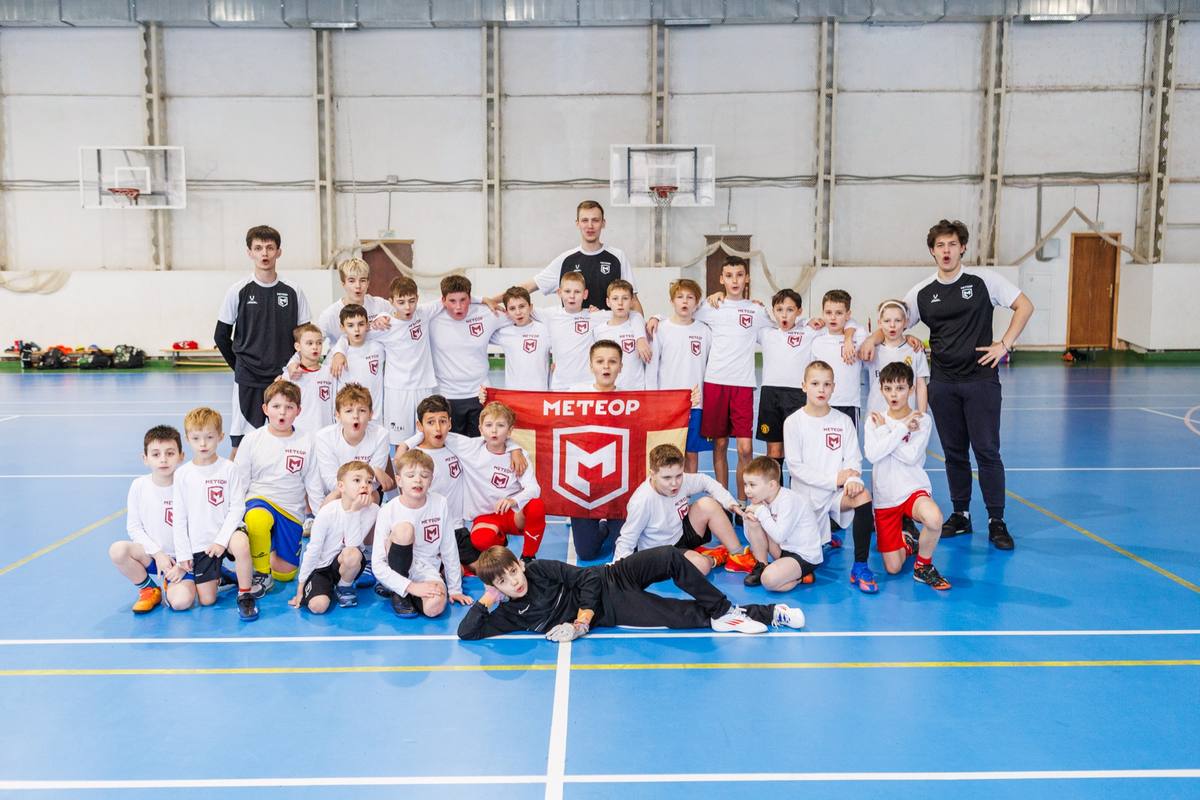 Команда с баннером Метеор