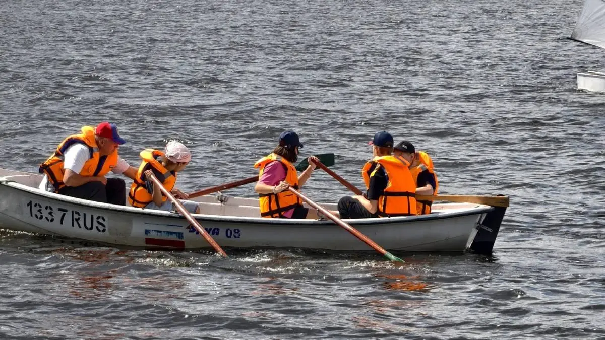 Дети на лодочной станции