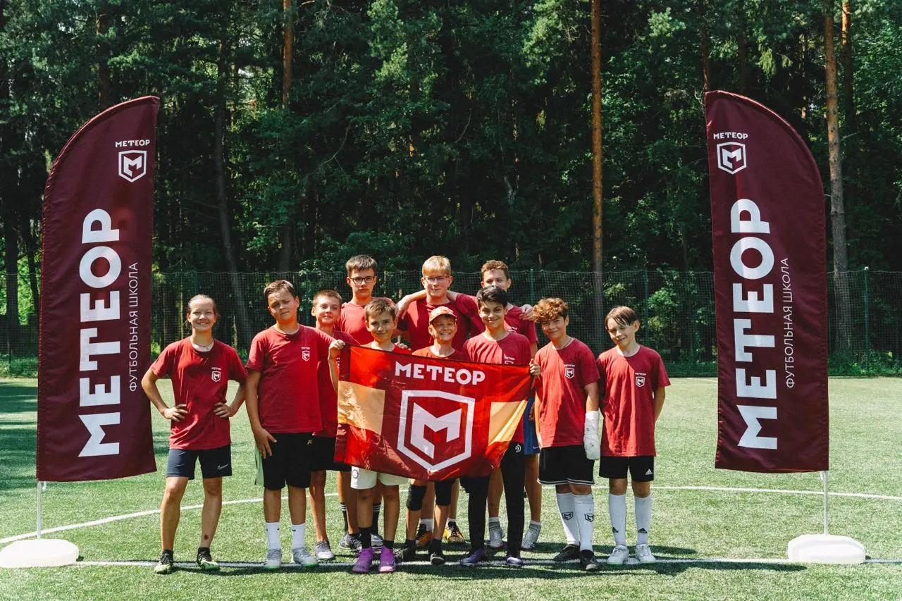 Дети с флагом Метеор на Морской базе