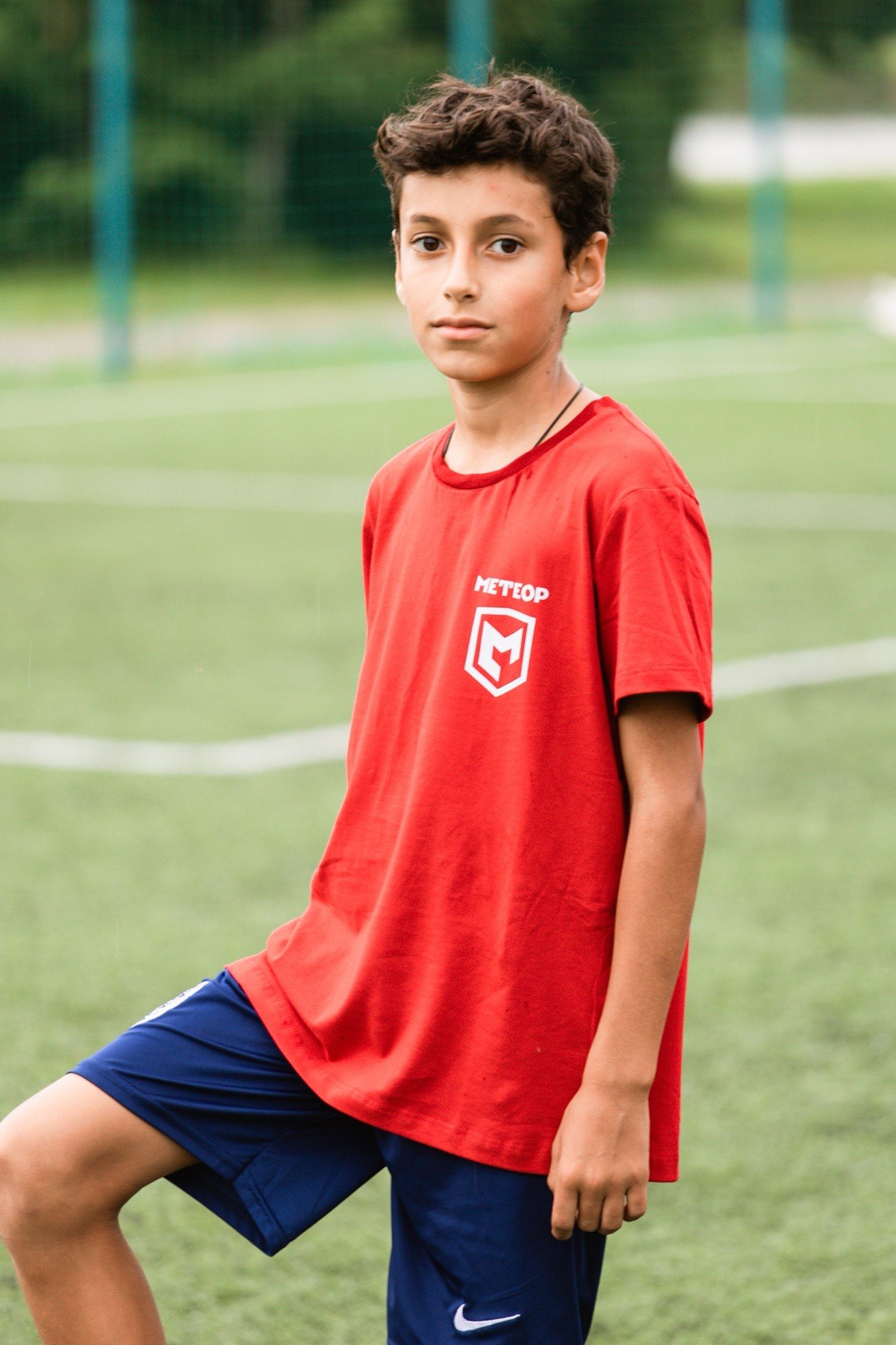 Юный футболист в форме Метеор