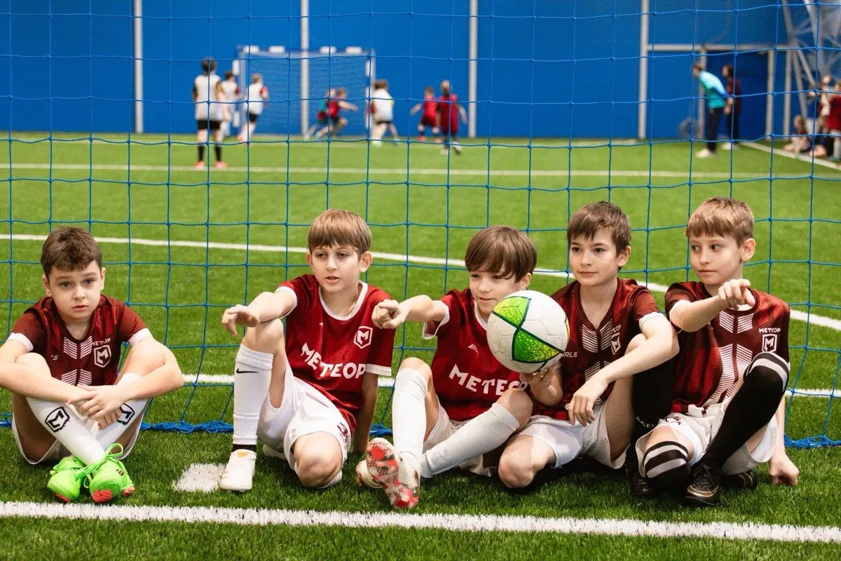 Тренер с юными футболистами