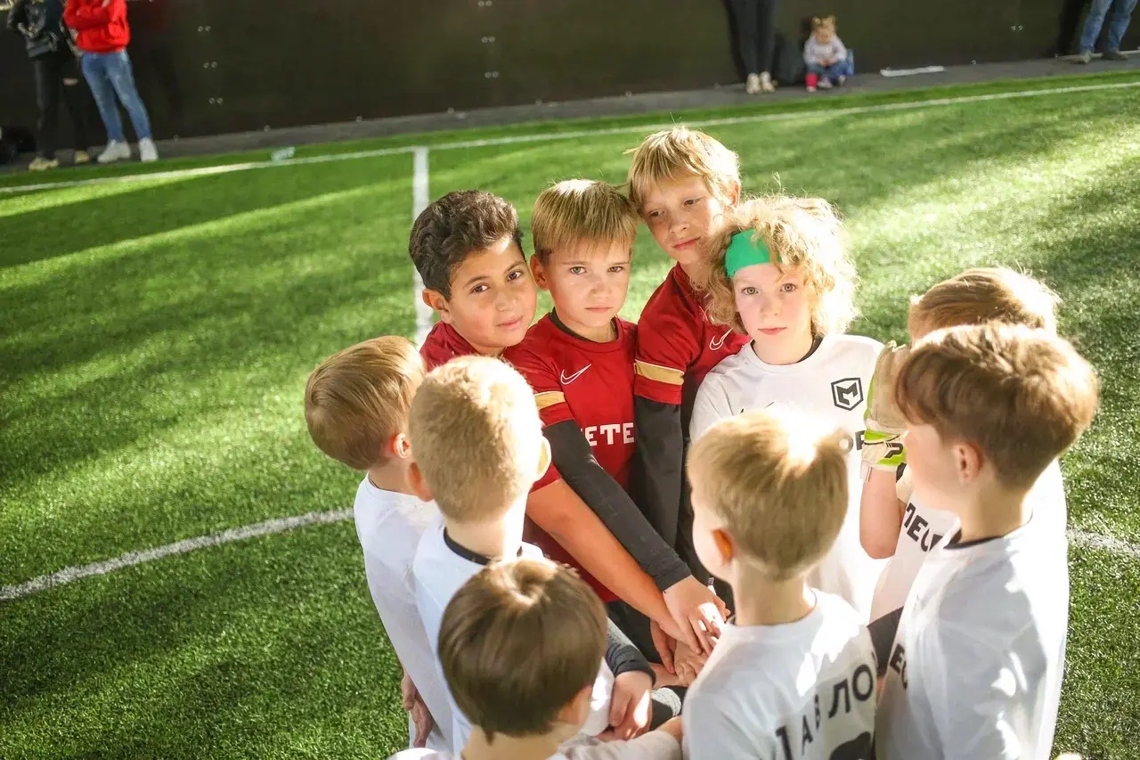 Дети играют в футбол на тренировке школы Метеор