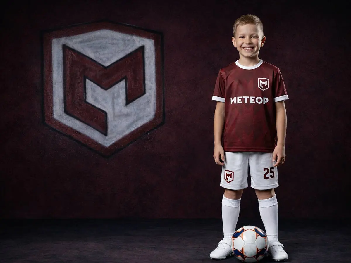 Бордовая форма Метеор – вид спереди