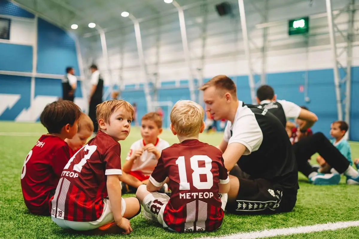 Тренер Метеор на занятии с детьми